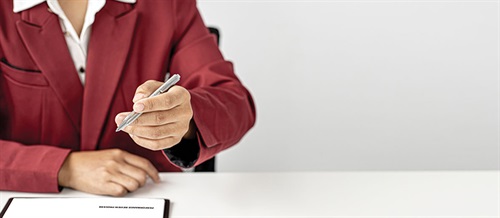 Reviews and Raises Today’s competitive job market has left many practices short-staffed as candidates decamp for higher-paying positions in other fields. As practice management advisor Sandie Baillargeon explains, it may be time for orthodontists to reconsider how they approach salary increases.
