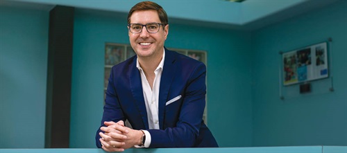 Office Visit: Dr. Christopher Cetta Energized by the extra time and freedom generated by working as an associate, Dr. Christopher Cetta turned his efforts toward product invention, content creation
and putting extra emphasis on patient satisfaction. In our exclusive Q&A, the Florida Townie discusses bringing the idea of an orthodontic appliance to life, the “broad smile”
design trend and more.